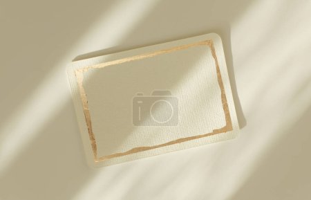 Foto de Tarjeta de papel de lona de textura en blanco vacía con marco de oro. Plantilla de estilo minimalismo de luz y sombras fondo beige. - Imagen libre de derechos