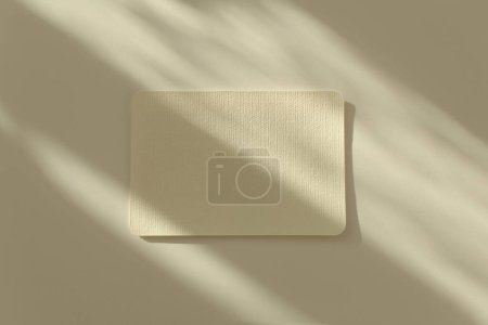Tarjeta de papel de lienzo de textura en blanco vacía con espacio de copia para su mensaje de texto. Plantilla de estilo minimalismo de luz y sombras fondo beige. 