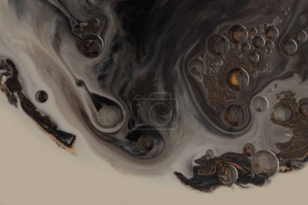 Téléchargez les photos : Art flow pour oil and acrylic color painting blot wall. Abstract swirl beige, black and gold texture background. - en image libre de droit