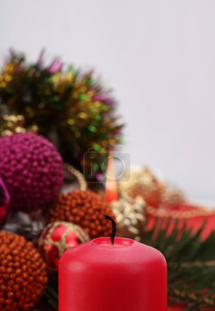 Foto de Vela ardiente roja y fondo de decoración de Feliz Navidad. - Imagen libre de derechos