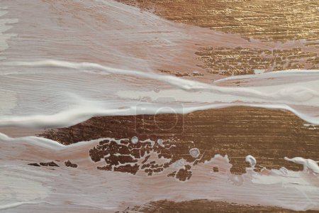 Foto de Arte moderno óleo y acrílico mancha ola mancha pared de pintura de lienzo. Textura abstracta color oro, beige y blanco mancha pincelada textura fondo. - Imagen libre de derechos