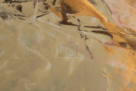 Foto de Arte moderno óleo y acrílico mancha blot pared de pintura de lienzo. Textura abstracta oro, beige y bronce color mancha pincelada textura fondo. - Imagen libre de derechos