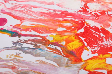 Foto de Óleo moderno y pared de pintura de manchas de acrílico. Textura abstracta color rojo mancha pincelada fondo. - Imagen libre de derechos