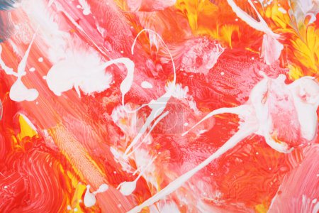 Téléchargez les photos : Mur moderne de peinture à l'huile et au frottis acrylique. Texture abstraite rouge, couleur blanche fond de coup de pinceau. - en image libre de droit
