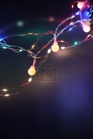 Foto de Soft focus desenfoque Navidad color guirnalda luces sobre fondo oscuro de la pared. - Imagen libre de derechos