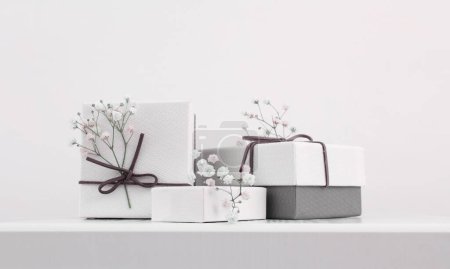 Téléchargez les photos : Craft gift boxes with flower on light beige background. Copy space minimalism style template background. - en image libre de droit