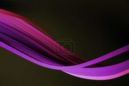 Téléchargez les photos : Neon Pink Violet color strip wave curve paper line on black. Abstract texture background. - en image libre de droit
