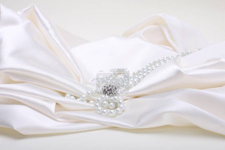 Téléchargez les photos : White beige pearl wave fabric silk and bead. Abstract texture horizontal copy space background. - en image libre de droit