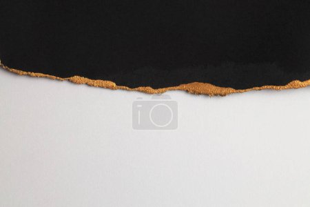 Téléchargez les photos : Black and Gold glitter empty piece of paper frame on white background. Abstract copy space texture. - en image libre de droit