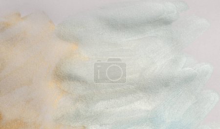 Foto de Textura de papel de acuarela húmeda suave pared de pintura ligera y sombra. Abstracto nácar de plata, oro, mármol beige copia de fondo. - Imagen libre de derechos