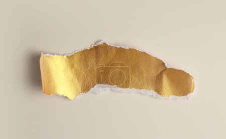 Téléchargez les photos : Bronze doré déchiré morceaux vides de papier texture sur beige clair. Texture espace de copie arrière-plan horizontal. - en image libre de droit