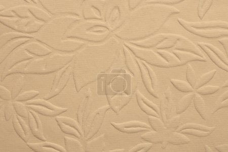 Foto de Libro de recortes beige arrugado viejo papel artesanal en blanco con patrón de flores. Textura relieve copia espacio fondo. - Imagen libre de derechos