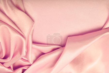 Téléchargez les photos : Tissu ondulé perle rose beige soie. Texture abstraite rideau copie espace arrière-plan. - en image libre de droit