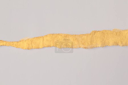 Foto de Trozos vacíos rasgados de papel de textura con línea de onda dorada sobre fondo de espacio de copia beige claro. - Imagen libre de derechos