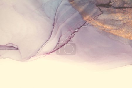 Foto de Arte Acuarela de humo abstracto y pintura de tinta de alcohol. Color violeta y brillo dorado fondo beige horizontal. Textura de mármol. - Imagen libre de derechos