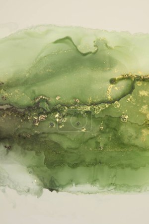Foto de Arte Acuarela abstracta y el flujo de tinta de alcohol borran la nube de pintura. Color lienzo mármol textura fondo. Brillo beige, verde y dorado. - Imagen libre de derechos