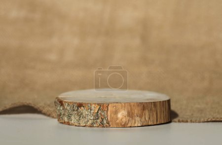 Foto de Madera eco rústico pino madera círculo disco plataforma podio sobre lienzo fondo. Escena de presentación de producto de visualización vacía mínima. - Imagen libre de derechos