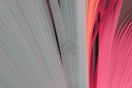 Foto de Grano Neón gris y rosa tira de papel ondulado de color. Fondo de textura abstracta. - Imagen libre de derechos