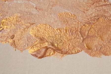 Téléchargez les photos : Huile et peinture acrylique tache de frottis sur le mur de toile. Abstrait or, bronze, beige couleur tache brushstroke texture fond. - en image libre de droit