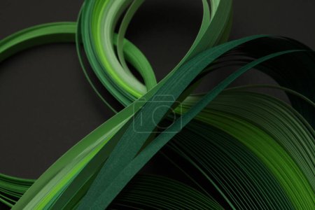 Foto de Color verde tira de papel ondulado. Textura abstracta luz y sombra fondo. - Imagen libre de derechos