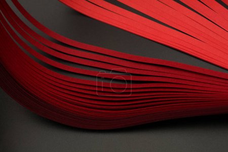 Foto de Color rojo tira de papel ondulado. Textura abstracta luz y sombra fondo. - Imagen libre de derechos