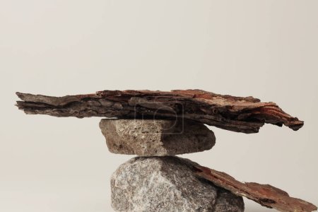 Piedras y corteza del podio de la plataforma del árbol sobre fondo de spase de luz beige. Escena de presentación de producto de visualización vacía mínima.