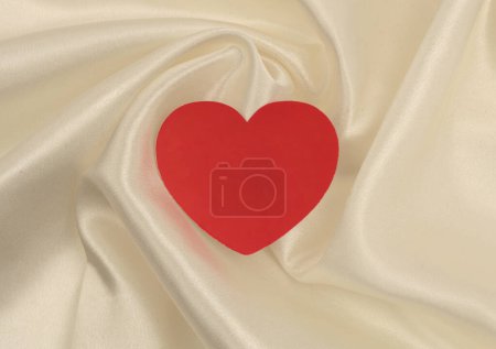 Téléchargez les photos : Tissu en soie ondulée perle blanche beige avec carte cadre coeur. Texture abstraite espace de copie horizontal arrière-plan. - en image libre de droit