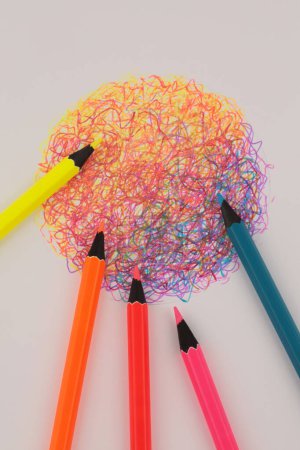 Téléchargez les photos : Crayon au néon et croquis dessiné à la main croquis ligne cercle gribouillage motif. Stylo crayon texture marqueur texture art abstrait fond - en image libre de droit
