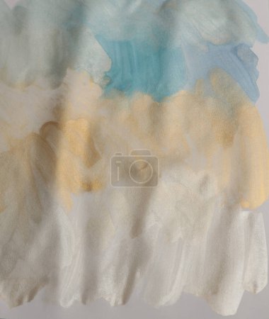 Téléchargez les photos : Texture douce en papier aquarelle humide mur de peinture lumière et ombre. Abstrait blanc, nacre d'argent et fond d'espace de copie en marbre beige. - en image libre de droit