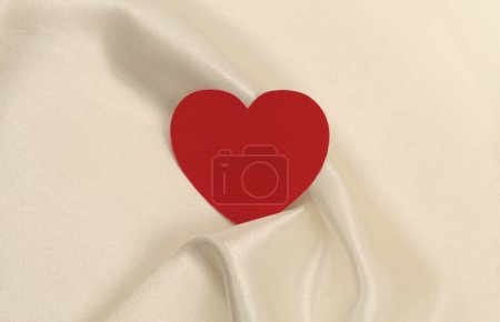 Téléchargez les photos : Tissu en soie ondulée perle blanche beige avec carte cadre coeur. Texture abstraite copier l'espace fond. - en image libre de droit