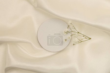 Foto de Tela de seda de onda de perla blanca beige con tarjeta de marco circular. Textura abstracta copia espacio fondo. - Imagen libre de derechos
