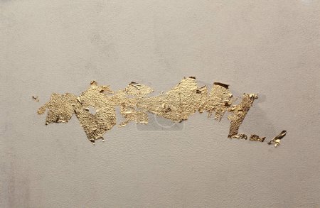 Foto de Pared de textura de grano sucio grunge con hoja de papel desgarrada de oro. Fondo abstracto. - Imagen libre de derechos