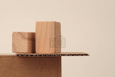 Téléchargez les photos : Plateau en bois éco rustique bloc cube podium sur fond beige clair. Scène de présentation minimale du produit d'affichage vide. - en image libre de droit