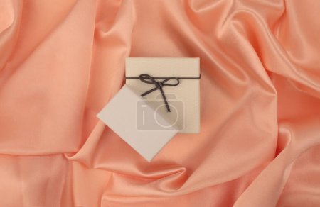 Foto de Caja de regalo en rosa perla onda seda tela textura fondo. - Imagen libre de derechos