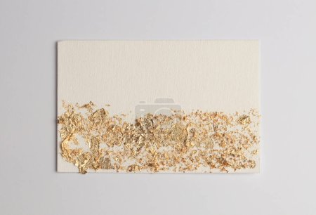 Téléchargez les photos : Gold (bronze) glitter empty canvas frame on beige gray paper background. Abstract copy space texture. - en image libre de droit