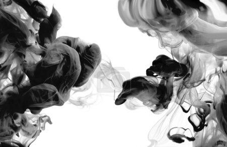 Foto de Tinta negra Mancha de flujo de acuarela salpicadura en el agua. Mancha de color de textura abstracta sobre fondo blanco. - Imagen libre de derechos