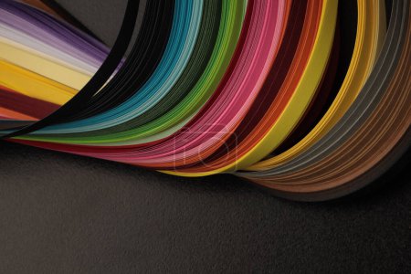 Foto de Arte Color tira gradiente onda grano papel sobre negro. Fondo de textura abstracta. - Imagen libre de derechos