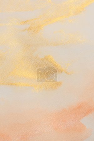 Téléchargez les photos : Beige, aquarelle dorée tache de flux de fumée sur fond de texture de papier humide. - en image libre de droit