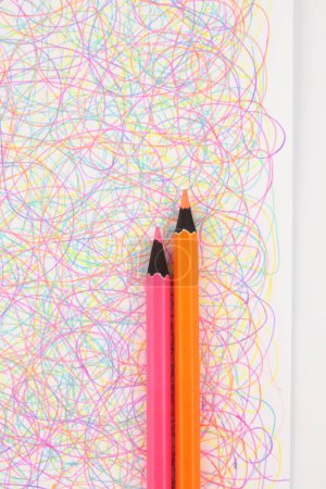 Téléchargez les photos : Crayon au néon et dessin au trait dessiné à la main. Stylo crayon texture marqueur texture art abstrait beige fond. - en image libre de droit