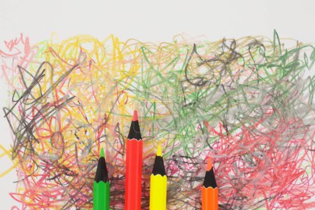 Téléchargez les photos : Crayon au néon et dessin au trait dessiné à la main. Stylo crayon texture marqueur texture art abstrait beige fond - en image libre de droit
