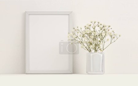 Téléchargez les photos : Table de bureau (étagère) avec cadre vide et fleurs. Espace de copie créatif Ligt beige espace de travail neutre. - en image libre de droit