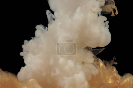 Foto de Fondo de humo abstracto. Los colores de la tinta se borran en el agua. Oro, bronce, blanco, tono negro. - Imagen libre de derechos