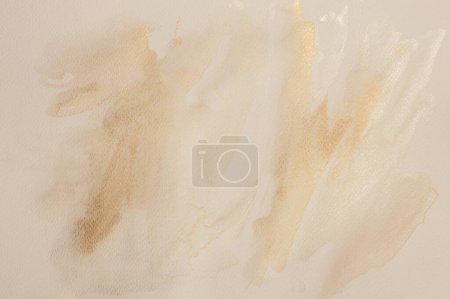Foto de Mancha de flujo de humo beige, dorado, tinta y acuarela sobre fondo de textura de grano de papel húmedo. - Imagen libre de derechos