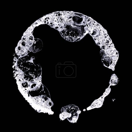 Foto de Tinta Acuarela burbuja jabón mancha gota salpicadura. Textura abstracta mancha de color blanco sobre fondo negro. - Imagen libre de derechos