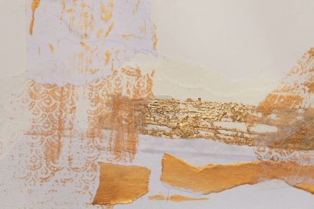Téléchargez les photos : Papier doré et beige collage papier cadre mur. Texture lueur abstraite copie espace arrière-plan. - en image libre de droit