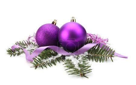 Téléchargez les photos : Violet nacre lueur paillettes Joyeux Noël boules sur fond blanc. - en image libre de droit