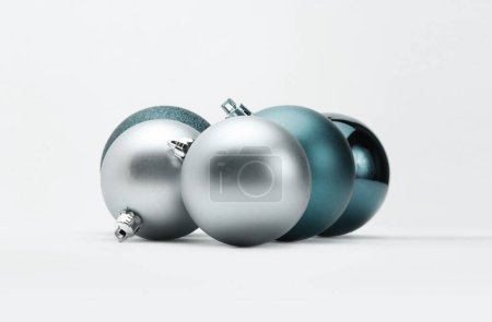 Téléchargez les photos : Bleu, vert gris nacre lueur paillettes Joyeux Noël boules sur fond clair. - en image libre de droit