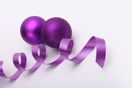 Foto de Brillo de nácar violeta Brillo Feliz Navidad bolas y cinta de seda. - Imagen libre de derechos