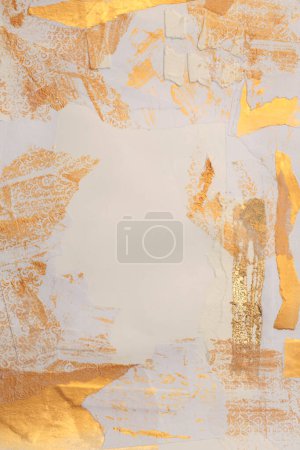Foto de Pared de marco de papel collage dorado y beige. Resumen brillo textura copia espacio en blanco fondo. - Imagen libre de derechos