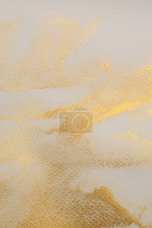 Foto de Mancha de flujo de humo beige, dorado, tinta y acuarela sobre fondo de textura de grano de papel húmedo. - Imagen libre de derechos